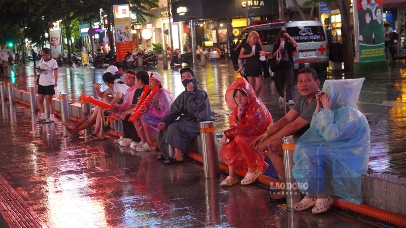 Despite the rain from about 6:30 PM, people still flocked to Nguyen Hue pedestrian street, waiting to watch the Vietnam - Malaysia semi-final match at the ASEAN Cup. Photo: Thai Bao.