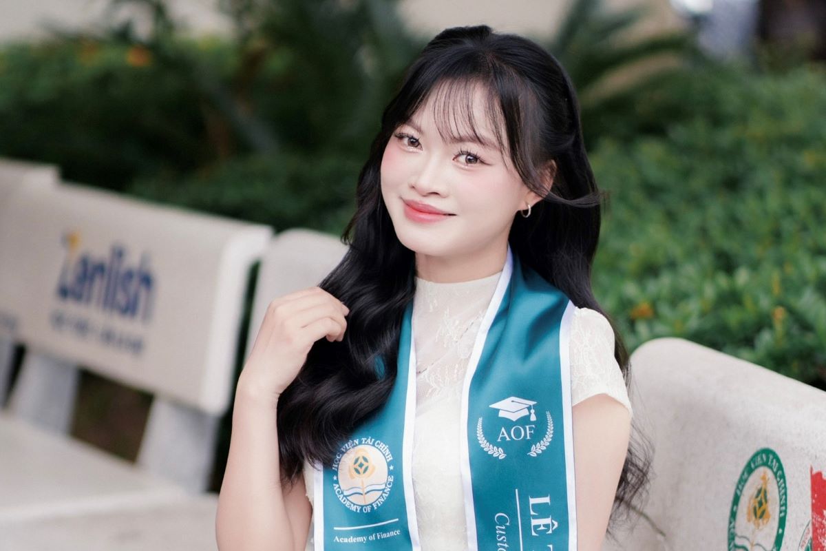 With a GPA of 3.91, Le Thi Hong Nhung became the valedictorian of Tax and Customs, Academy of Finance. Photo: Character provided