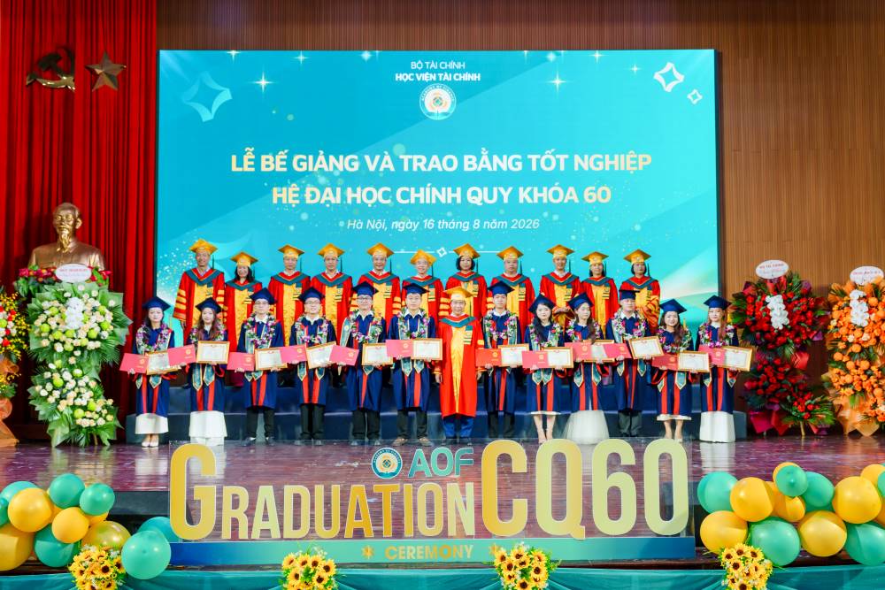 Ảnh 3: Lãnh đạo Học viện Tài chính trao bằng cử nhân, dành lời động viên cho sinh viên khóa 60. Ảnh: Học viện cung cấp