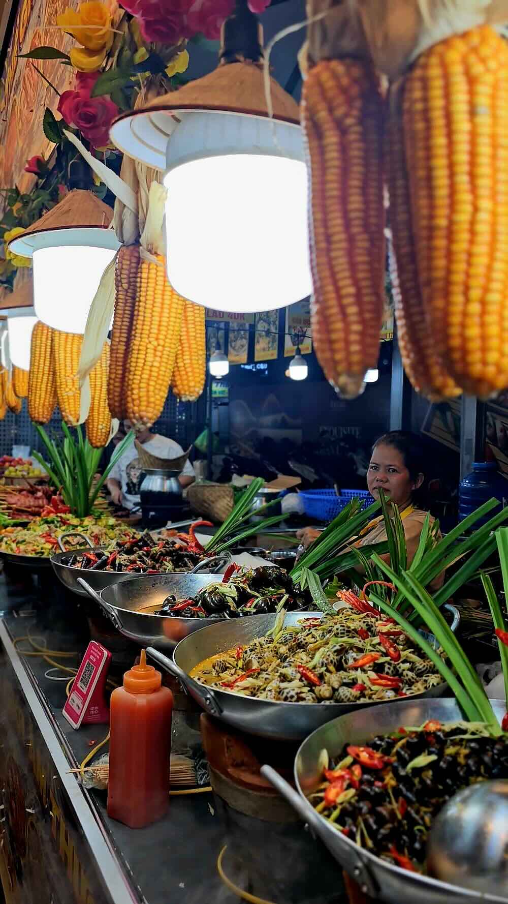 Món ăn đặc sản hội tụ tại Ngày hội Văn hóa du lịch Khánh Hòa ở Quảng Trị. Ảnh: Nguyễn Luân