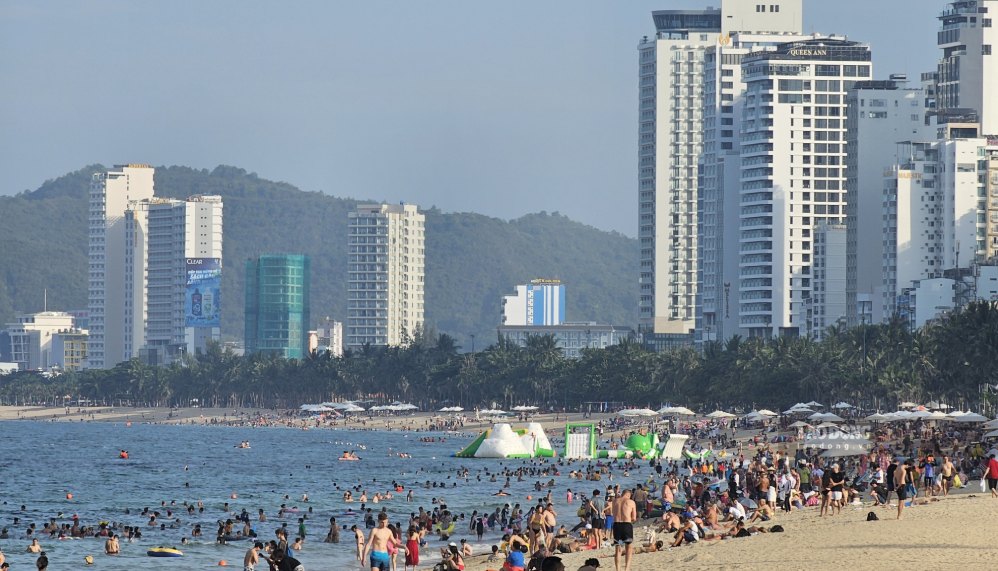 Biển Nha Trang - một trong những điểm du lịch nổi bật của tỉnh Khánh Hòa, thu hút đông du khách. Ảnh: Nguyễn Luân