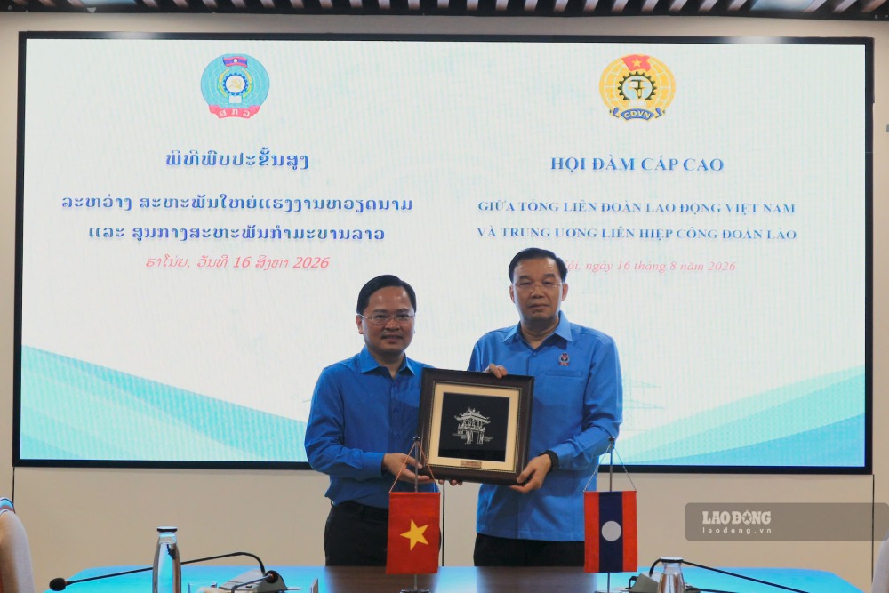 Đồng chí Nguyễn Anh Tuấn – Ủy viên Trung ương Đảng, Chủ tịch Tổng Liên đoàn Lao động Việt Nam tặng quà lưu niệm đồng chí Khamphoy Vanasan, Ủy viên Ban Chấp hành Trung ương Đảng Nhân dân Cách mạng Lào, Chủ tịch Trung ương Liên hiệp Công đoàn Lào (LFTU). Ảnh: Quỳnh Chi