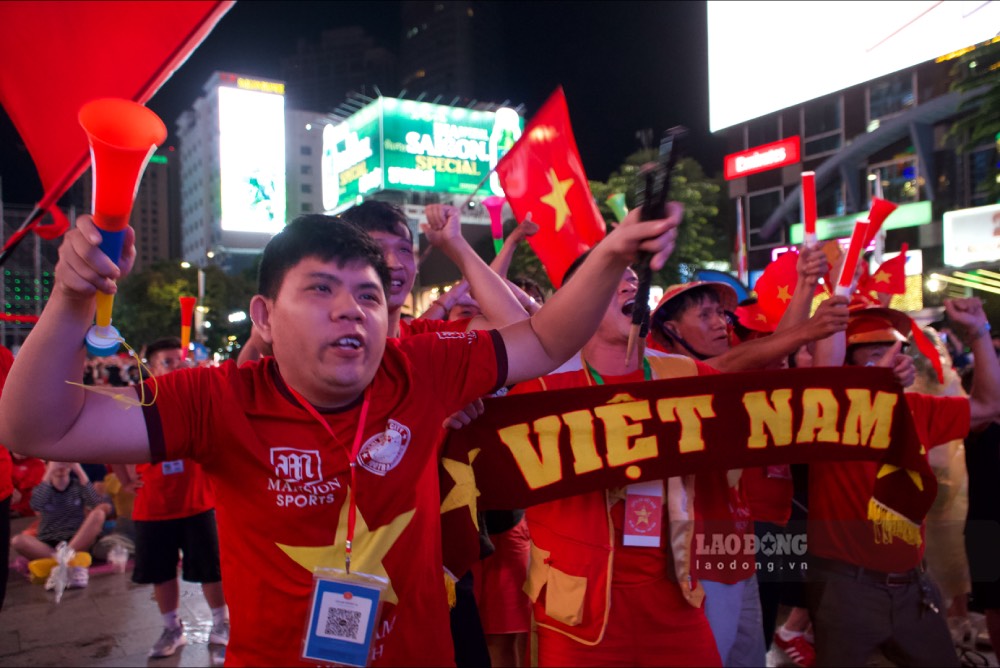 Niềm vui của cổ động viên khi tuyển Việt Nam ghi bàn vào lưới Malaysia. Ảnh: Thái Bảo.