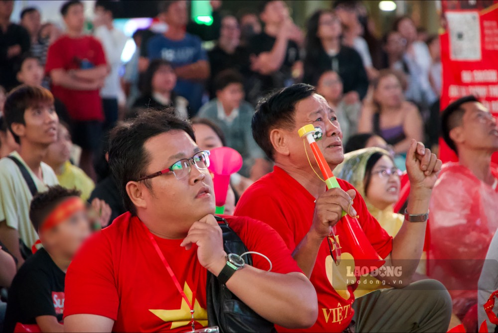 Cổ động viên hồi hộp trước một tình huống nguy hiểm của trận đấu. Ảnh: Thái Bảo.