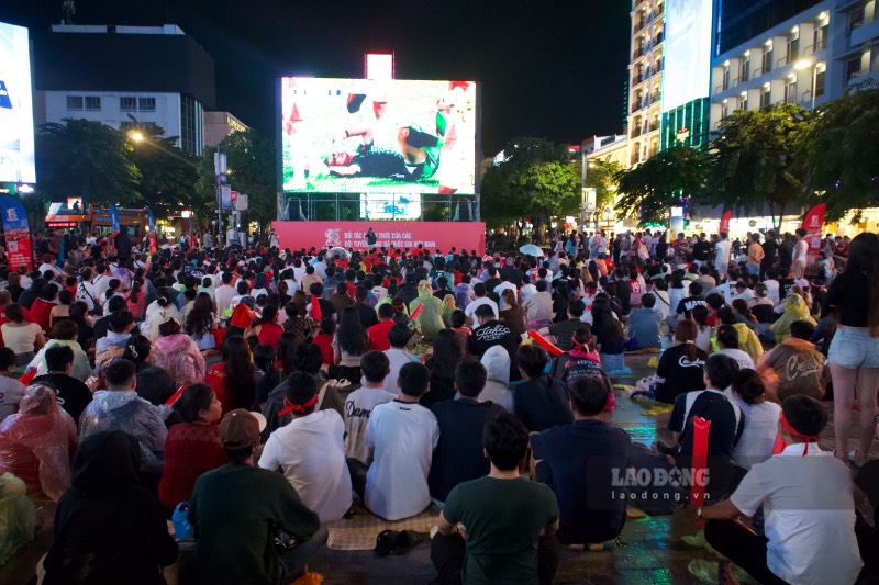 FPT Play tham gia cung cấp đường truyền phục vụ hoạt động phát sóng trực tiếp tại phố đi bộ Nguyễn Huệ. Ảnh: Thái Bảo.