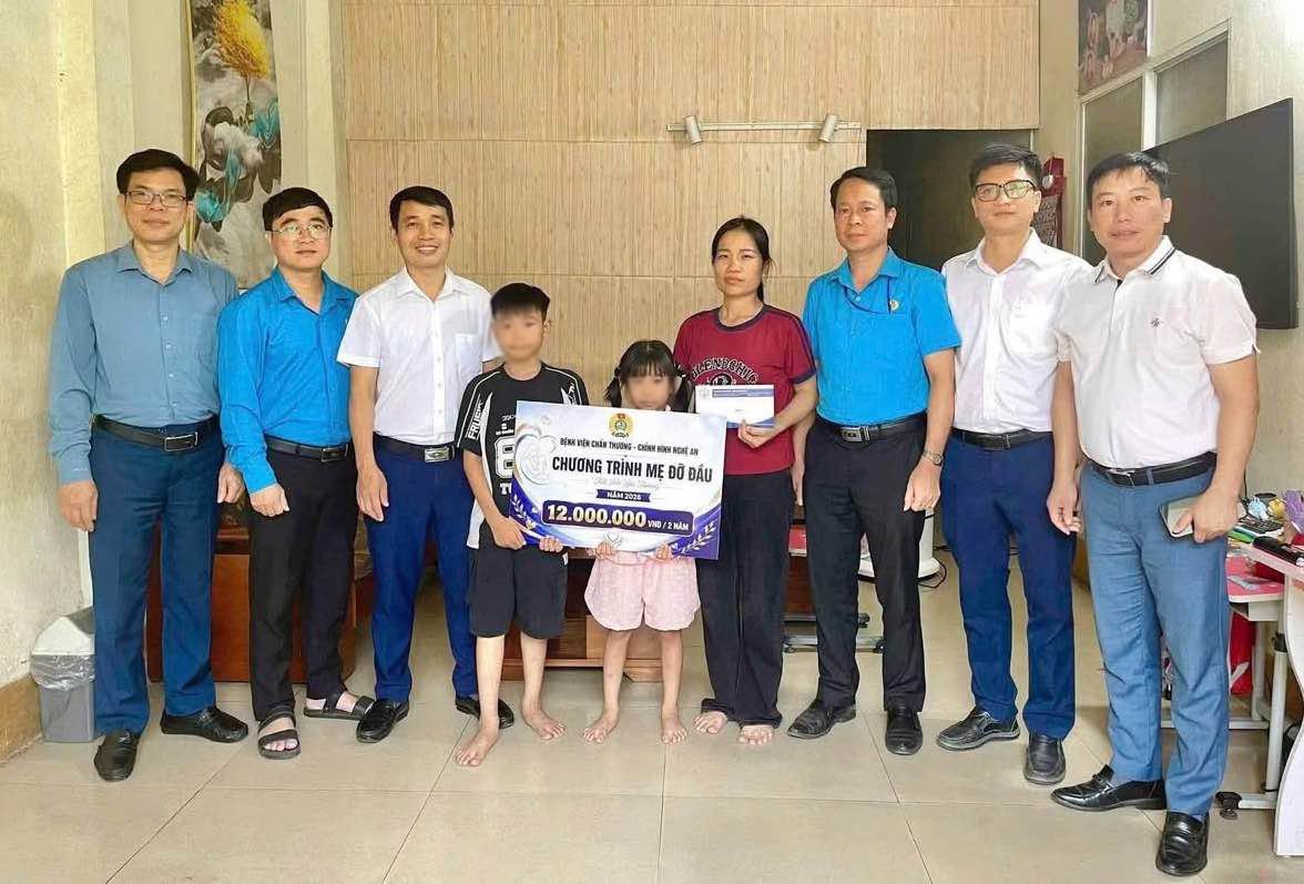 The Trade Union of Nghe An Orthopedic Trauma Hospital sponsors children of union members in difficult circumstances. Photo: Nghe An Trade Union