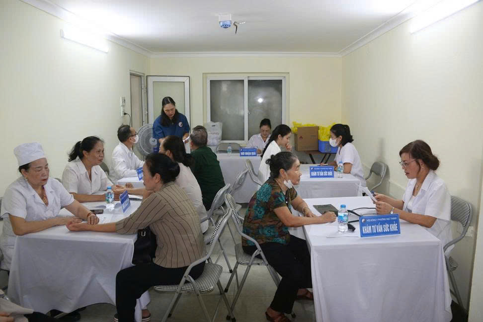 More than 200 people were examined and consulted on health using traditional medicine. Photo: Thanh Hoa Trade Union