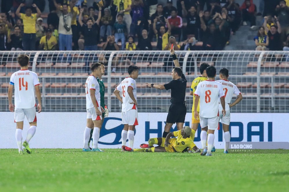 Goalkeeper Le Giang's red card was removed in Vietnam's victory. Photo: Minh Dan