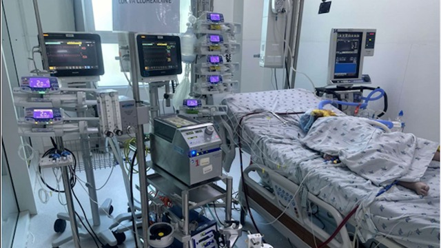 A child with severe pneumonia due to A/H1 pdm 2009 flu is being actively treated by doctors. Photo: Source City Children's Hospital