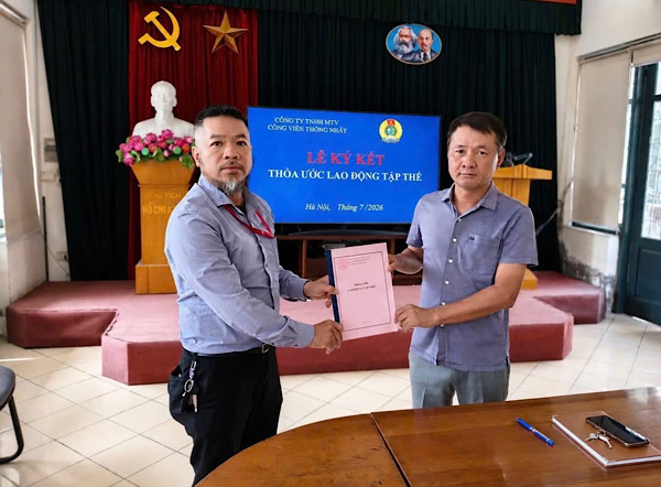 The content of the Collective Labor Agreement of Thong Nhat Park Co., Ltd. in 2026 has additional contents beneficial to employees such as meals, bonuses... Photo: Kim Lien Ward Trade Union