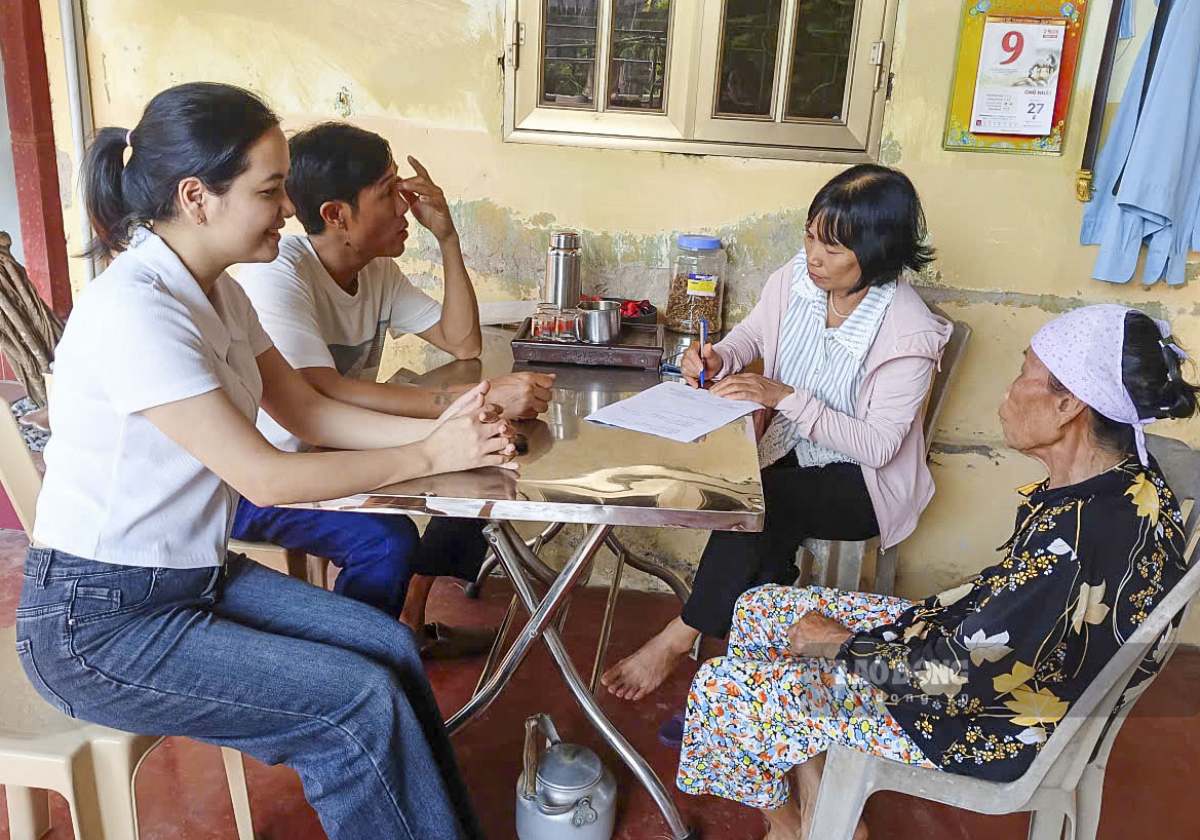 Chị Hương (áo trắng bên trái) trực tiếp đi thực tế trao đổi với người dân. Ảnh: Hà Vi