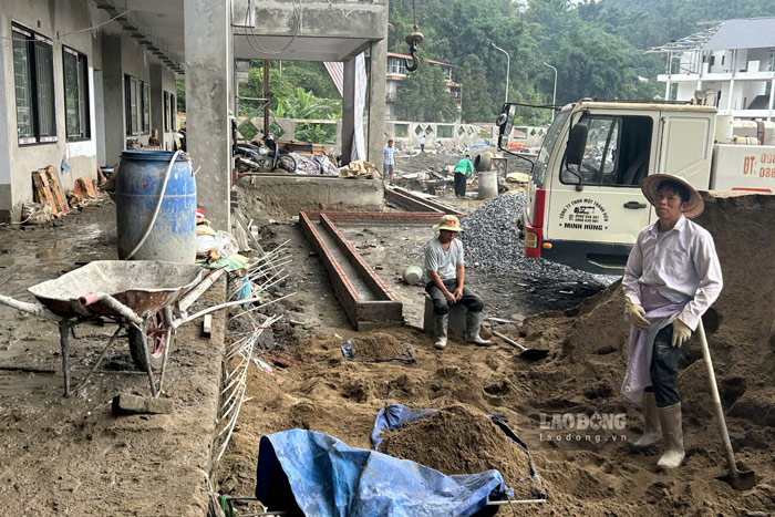 Nhiều tổ thợ được huy động thi công đồng thời các hạng mục xây dựng, điện, nước và hoàn thiện nội thất. Ảnh: Đinh Đại