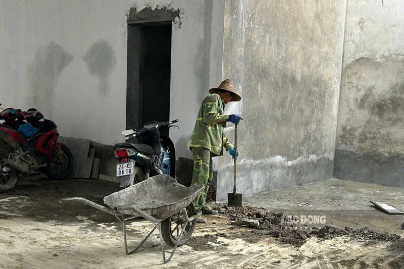 Công nhân khẩn trương hoàn thiện các hạng mục để kịp bàn giao trước ngày 30.8. Ảnh: Đinh Đại