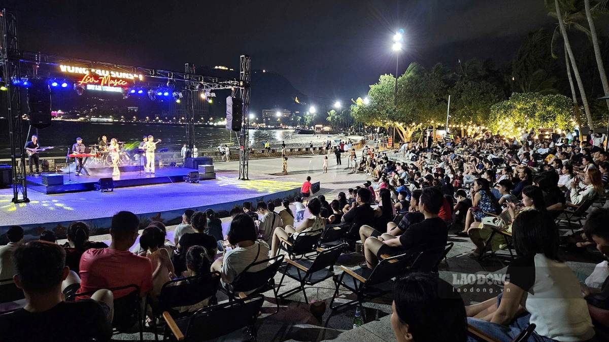 A large number of people and tourists gather to enjoy free music space in Vung Tau. Photo: Thanh An
