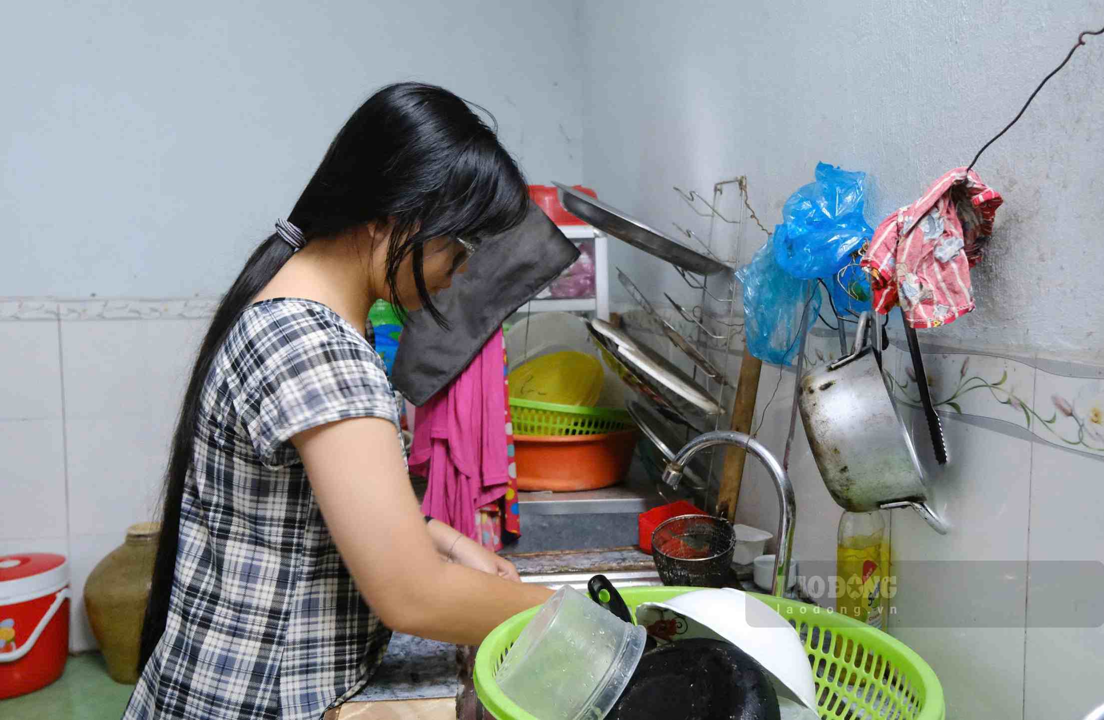 La forma de dividir las tareas del hogar parece simple, pero puede convertirse en una fuente de conflicto en muchas familias jóvenes. Foto: Hân Nghiên