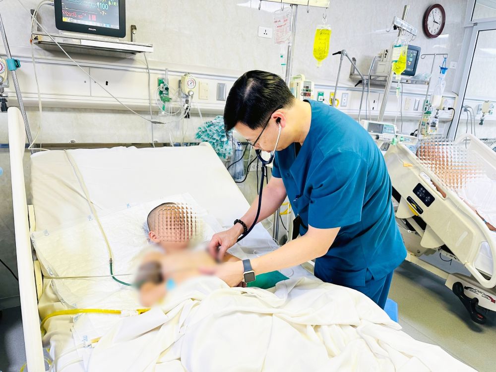 Doctors check the health of the child after emergency surgery due to a fence pillar piercing the abdomen. Photo: Hospital provided