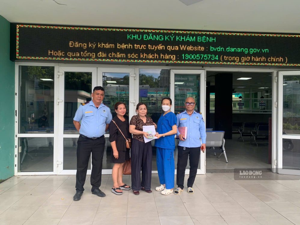 Ms. Nguyen Thi Thanh Thu (staff of the Emergency Department) and representatives of Da Nang Hospital return nearly 25 million VND to Ms. Nguyen Thi Truyen. Photo: Da Nang Hospital