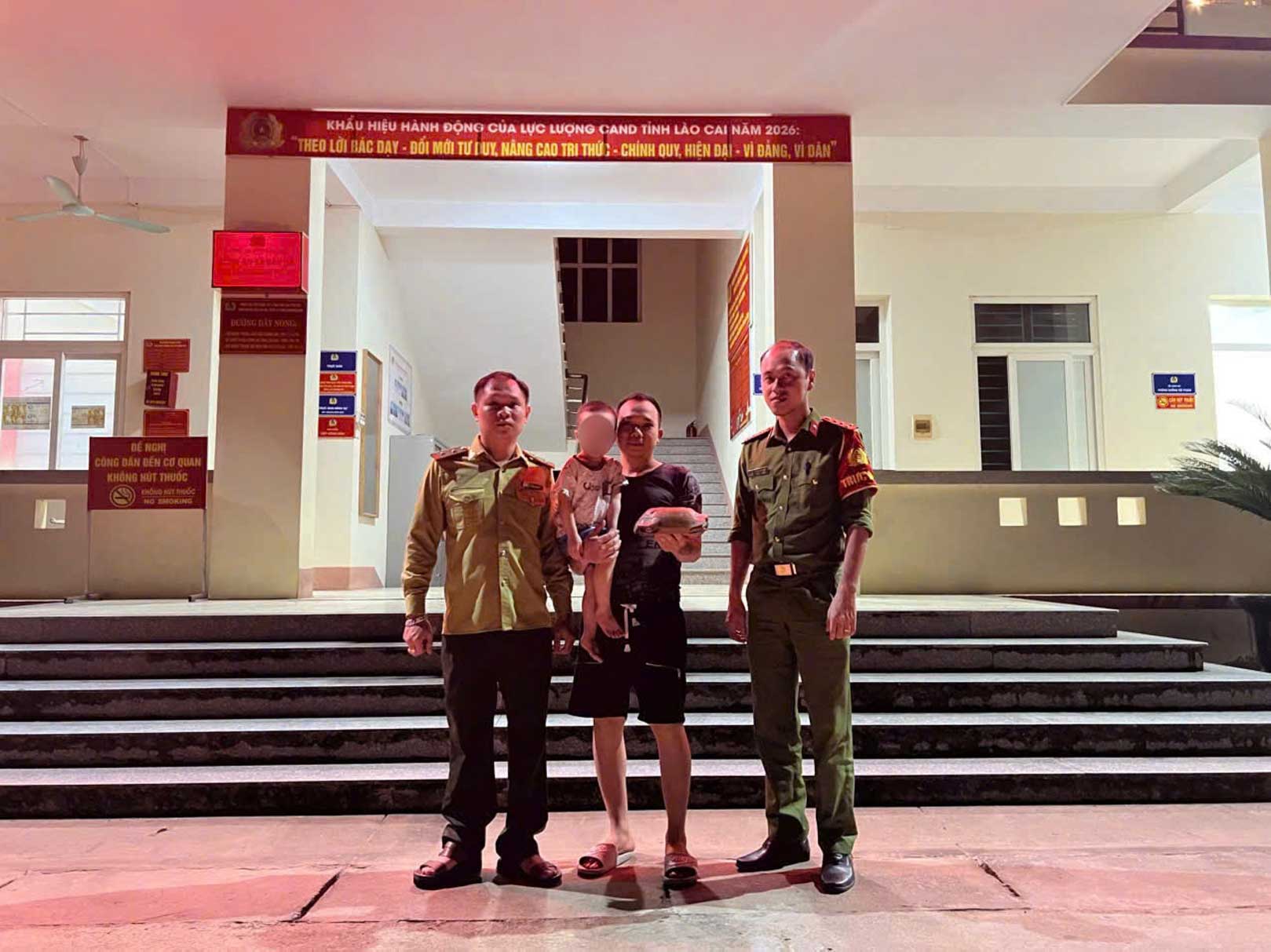 La policía de la comuna de Bao Ha recibe y entrega un ejemplar de tortuga entregado voluntariamente por la gente. Foto: Policía de la provincia de Lao Cai