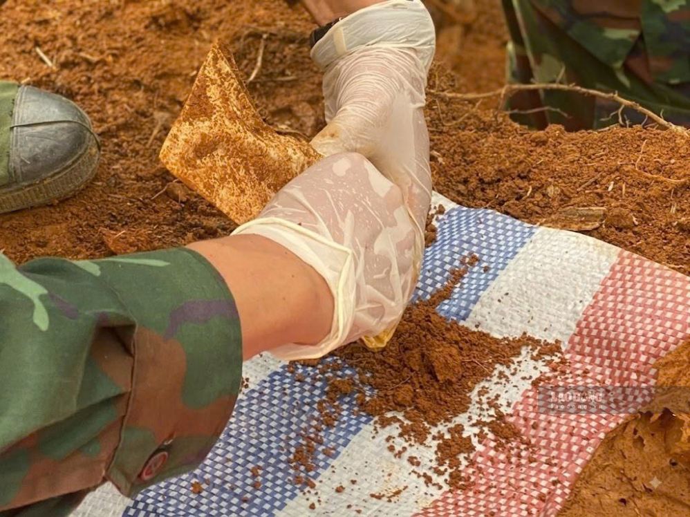 Tiếp nối hành trình đưa liệt sĩ trở về với quê hương, gia đình. Ảnh: An Vi