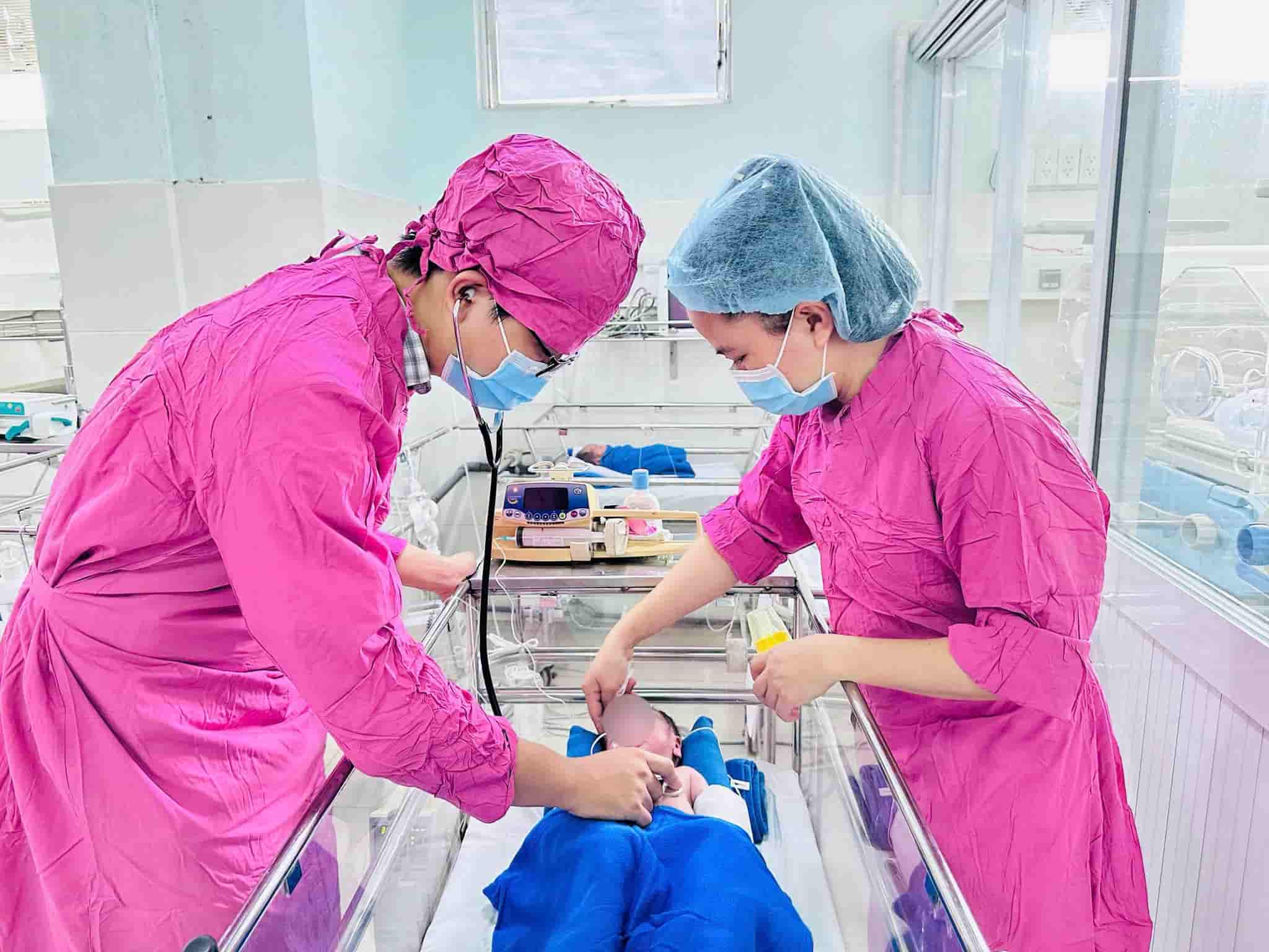 医師たちは、腹壁が開き、腸が複雑にヘルニアになっている新生児の女児を救命しました。写真:カインホア総合病院
