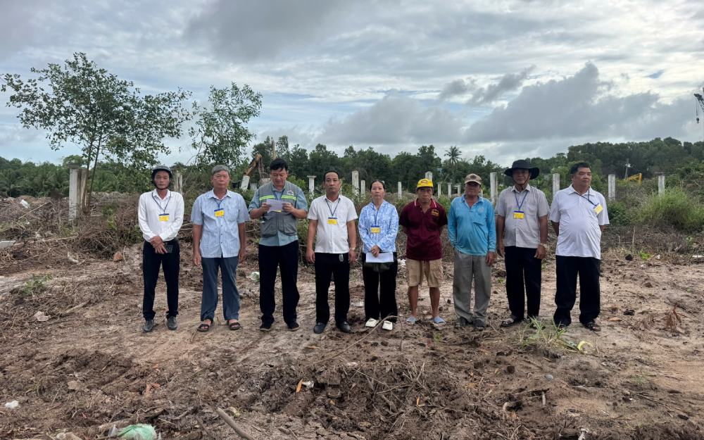 Lực lượng chức năng đọc quyết định cưỡng chế. Ảnh: Hoàng Dung/Trung tâm dịch vụ tổng hợp đặc khu Phú Quốc