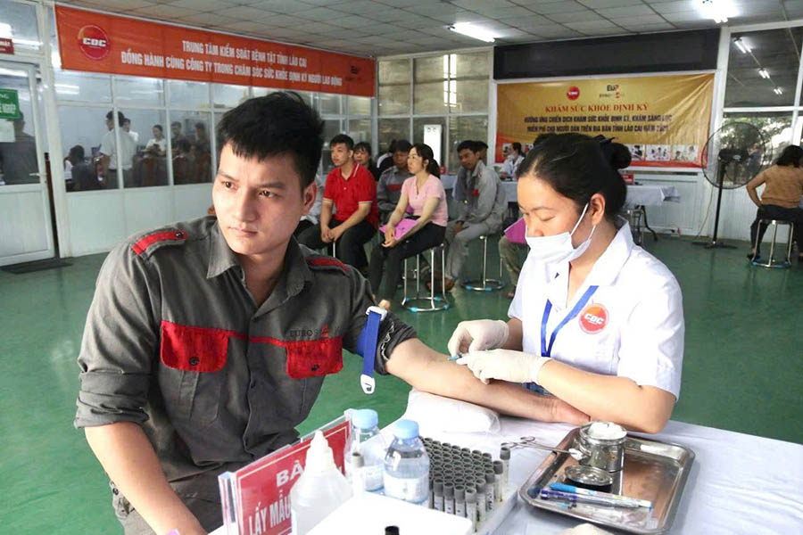 Le travail de propagande passe de la mobilisation pour participer à un examen à la formation d'une habitude de vérifier activement la santé périodiquement. Photo: Portail d'information électronique de la province de Lào Cai