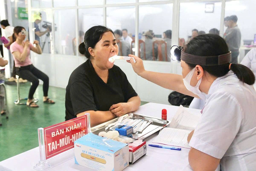 Qua khám, người dân được tư vấn, hướng dẫn theo dõi, quản lý sức khỏe và chuyển đến cơ sở khám, chữa bệnh phù hợp khi cần thiết. Ảnh: Cổng TTĐT tỉnh Lào Cai