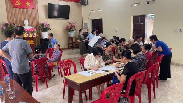 Social insurance pays pensions to people. Photo: Source Phu Tho Social Insurance