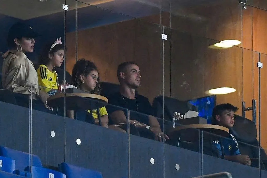 Ronaldo cùng Georgina và các con xuất hiện trên khán đài theo dõi trận đấu của Al Nassr sau khi chính thức kết hôn. Ảnh AFP