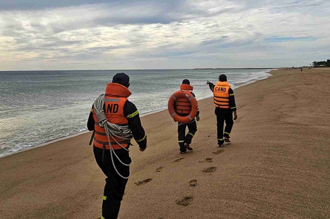 Functional forces are continuing to search for missing tourists in the sea area of Tuy Hoa ward, Dak Lak province. Photo: Police provided