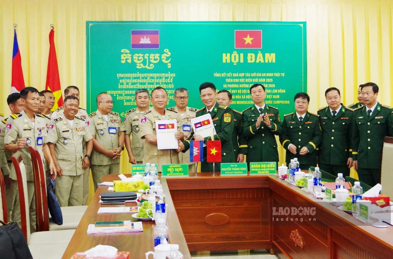 The Border Guard Command of Lam Dong province and the Mondulkiri Provincial Police Department signed the minutes of the talks. Photo: Van Hoan