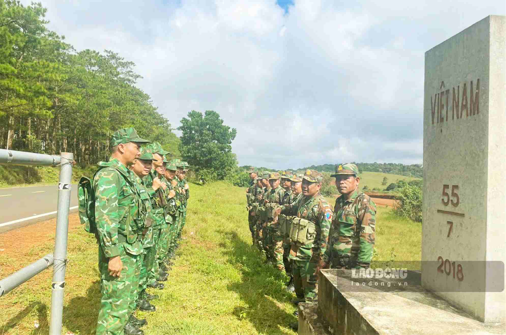 Đồn Biên phòng Đắk Dang (BĐBP Lâm Đồng) và Tiểu đoàn 115 (Tiểu khu Quân sự tỉnh Mondulkiri) tuần tra bảo vệ biên giới song phương. Ảnh: Văn Hoàn 