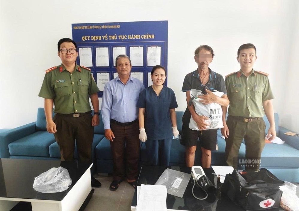 Bac Nha Trang Ward Police coordinate with relevant units to take foreigners who lost their passports to the Provincial Social Protection and Social Work Center. Photo: Phuong Linh