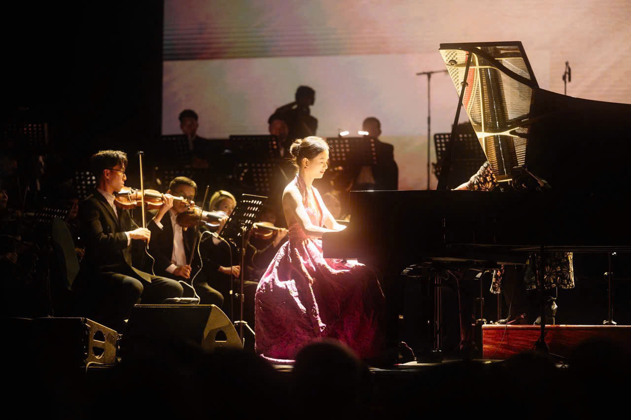 Piano artist Tran Le Bao Quyen made a strong impression with "Counting Leaves Outside the Yard" - a song that was first adapted into instrumental music for piano and orchestra. Photo: BTC CC