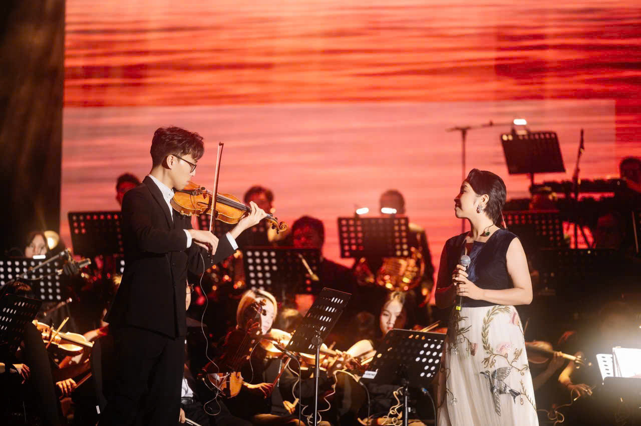 “Thần đồng violin” Trần Lê Quang Tiến, (từ ĐH Âm nhạc và Nghệ thuật biểu diễn Frankfurt, CHLB Đức) đảm nhận vị trí Concertmaster trong đêm nhạc.