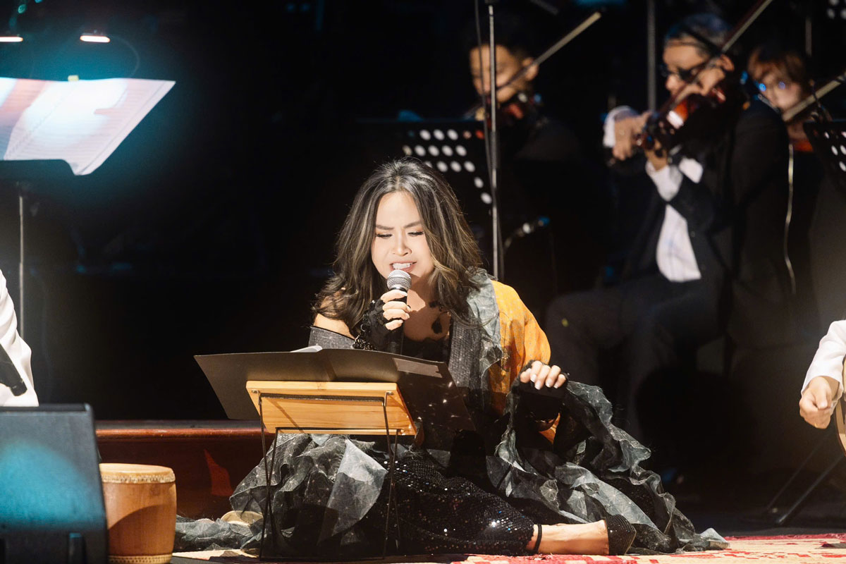 Diva Thanh Lam luôn là lựa chọn số 1 trong những đêm nhạc Thanh Tùng. Dù không hát các ca khúc “tủ” như “Em và tôi“, “Giọt nắng bên thềm“... nhưng chị vẫn tạo điểm nhấn đậm nét với “Chuyện cổ Nghi Tàm” và đặc biệt là “Hoa tím ngoài sân“, “Ngôi sao cô đơn“.