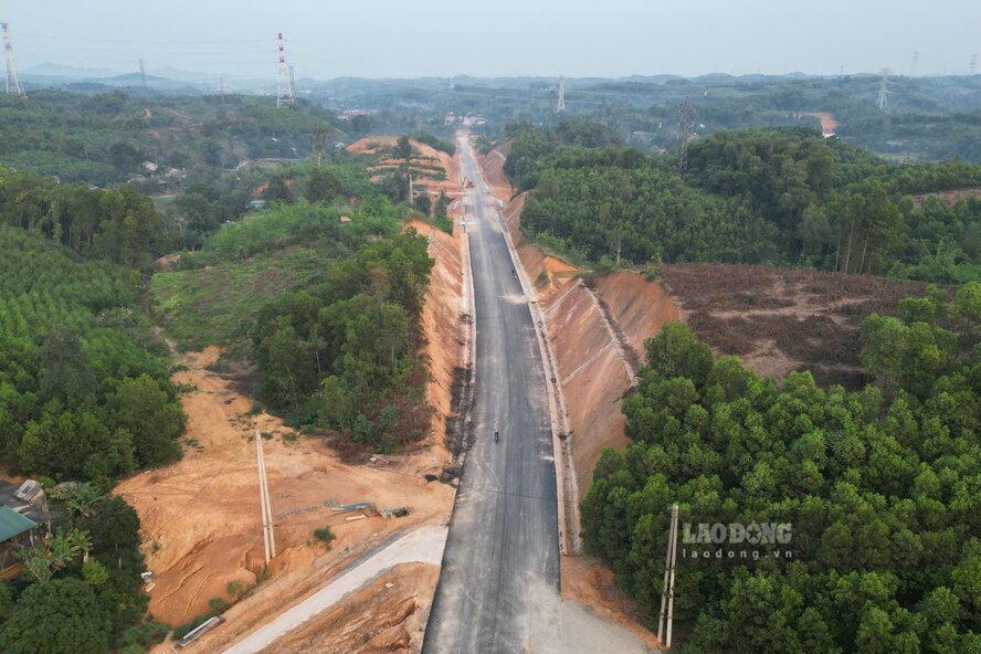 The road connecting the old Thanh Ba district center with the Tuyen Quang - Phu Tho expressway, which was previously invested and built, has been completed. Photo: To Cong