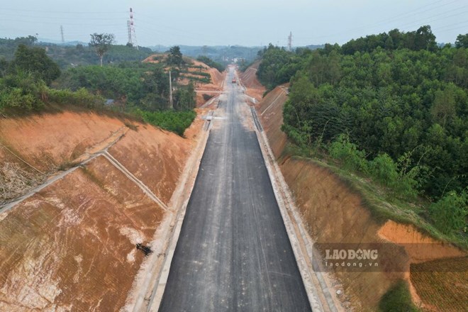 Những taluy cao chót vót đã được hình thành. Ảnh: Tô Công