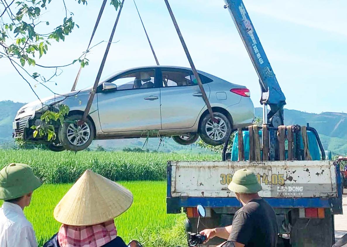 Lực lượng cứu hộ đưa ôtô của tài xế nghi đột quỵ lên khỏi ruộng sau vụ việc. Ảnh: Duy Chương