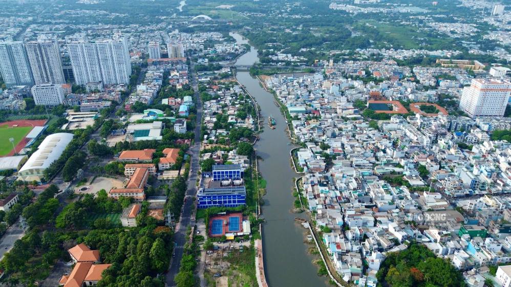 The Ministry of Agriculture and Environment answers questions about land acquisition decisions. Photo: Minh Quan