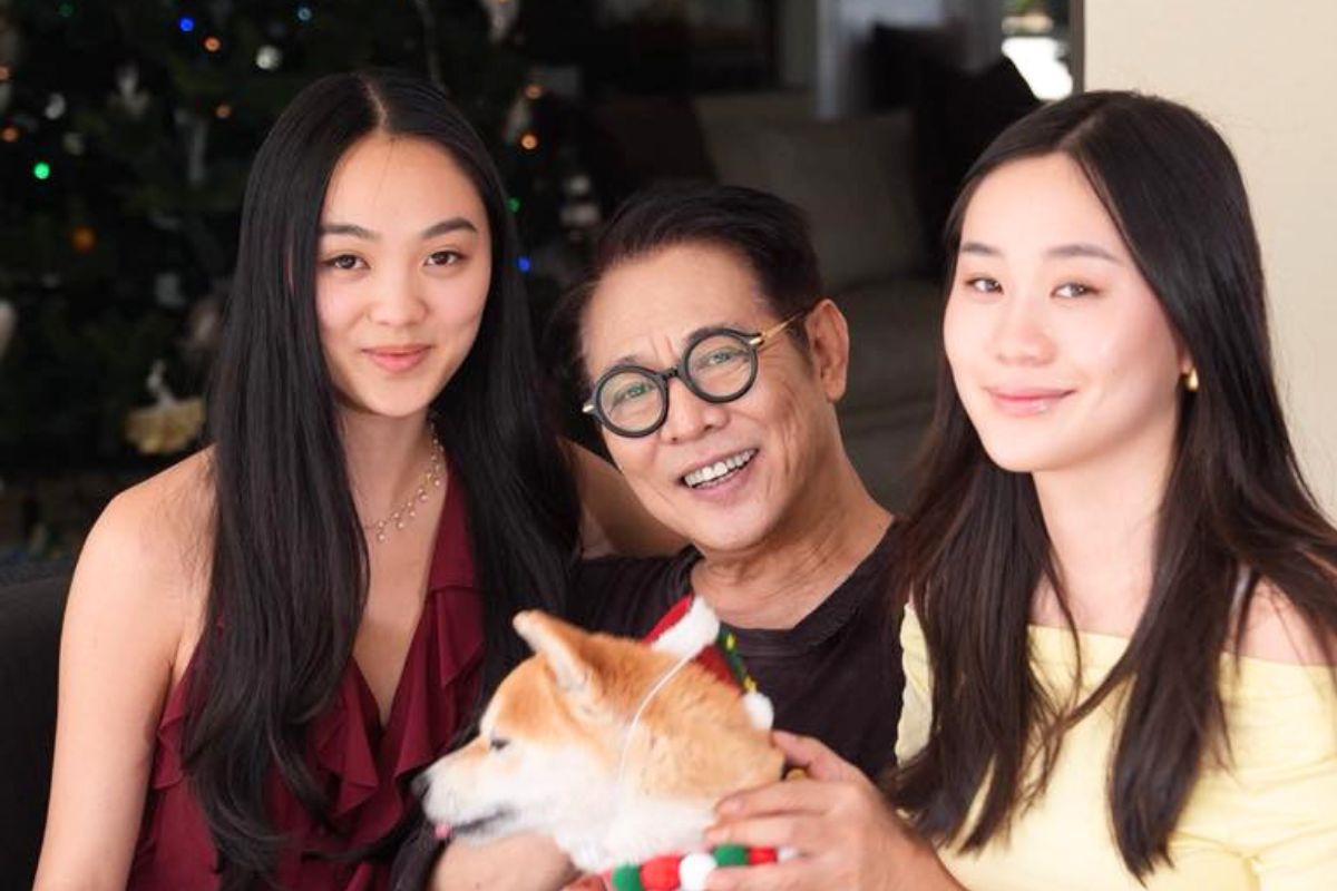 Lý Liên Kiệt thường xuyên xuất hiện cùng 2 cô con gái chung với vợ hiện tại là Lợi Trí. Ảnh: Xinhua