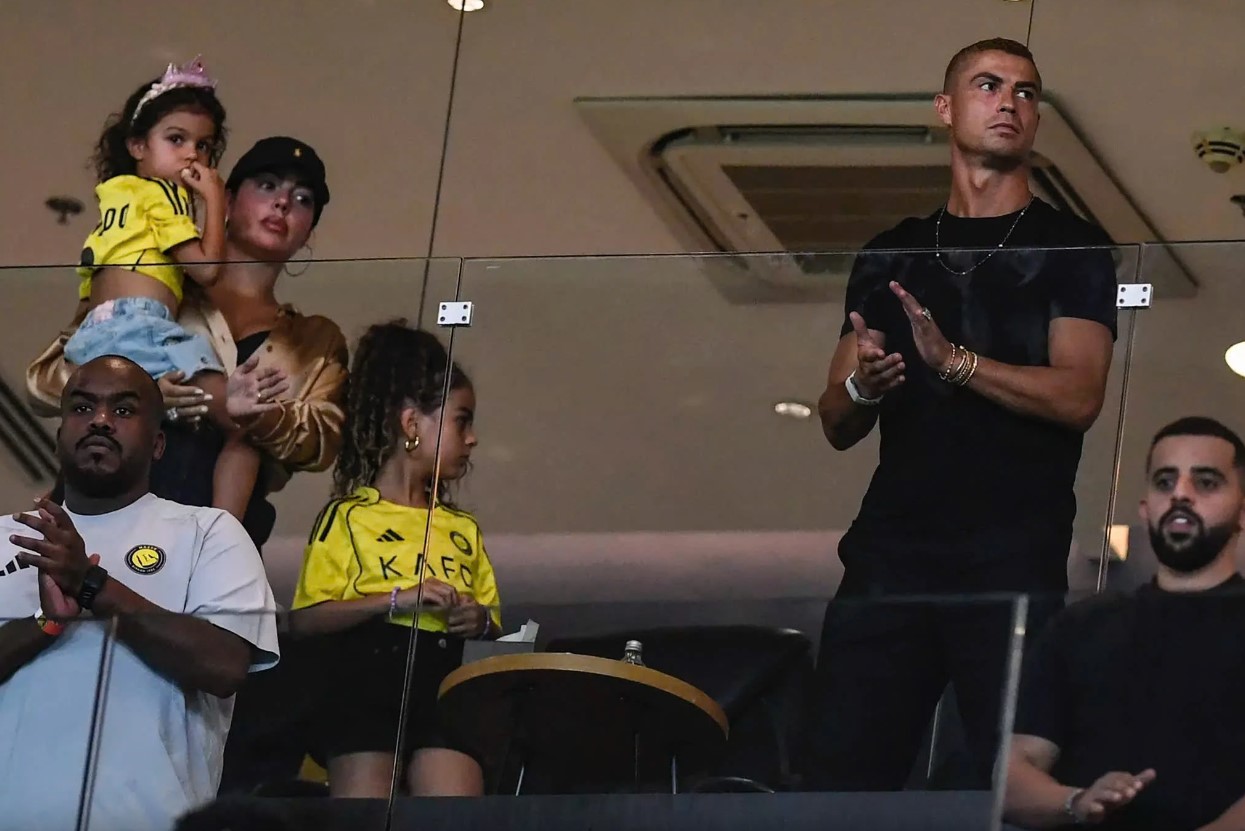 Ronaldo và gia đình theo dõi trận mở màn mùa giải của Al-Nassr trên khán đài. Ảnh: AFP