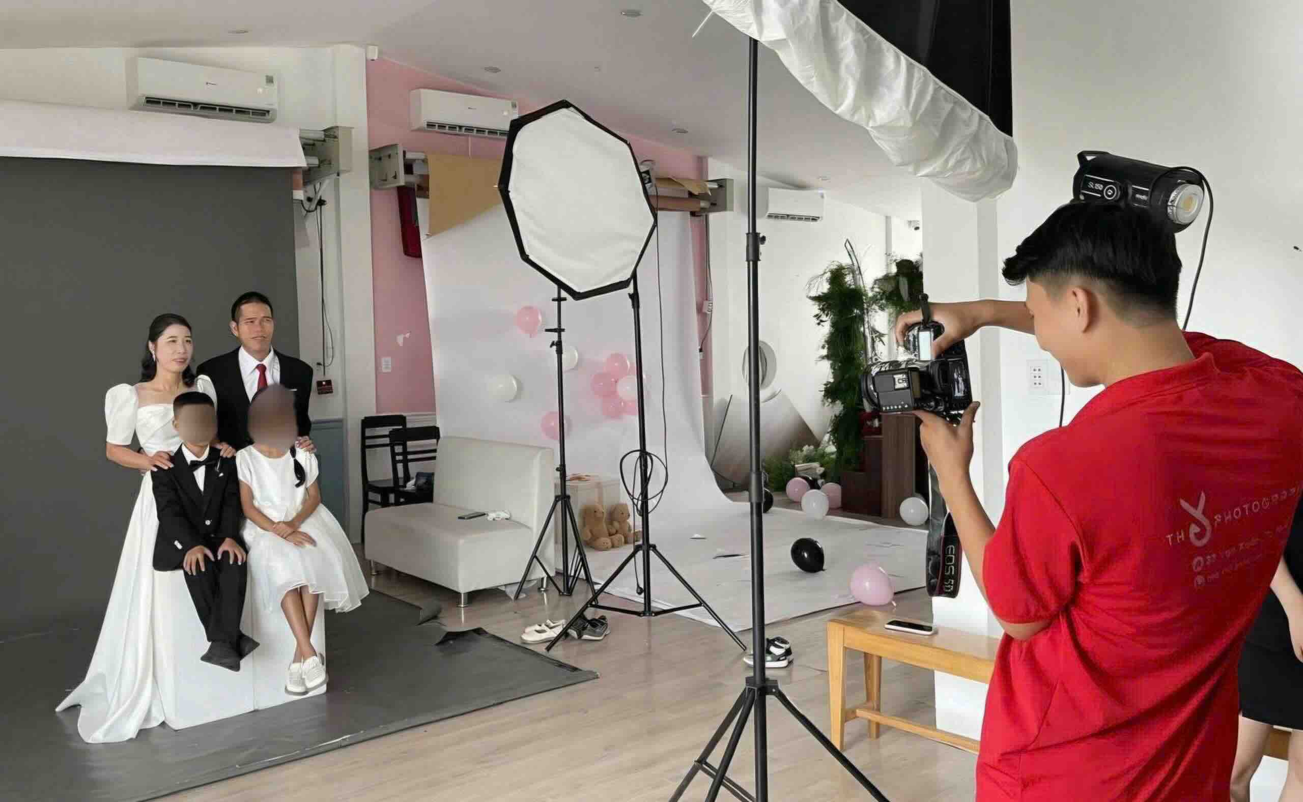 Union member Le Coi and her family participate in a free photoshoot program co-organized by the Trade Union. Photo: Hue Trade Union.