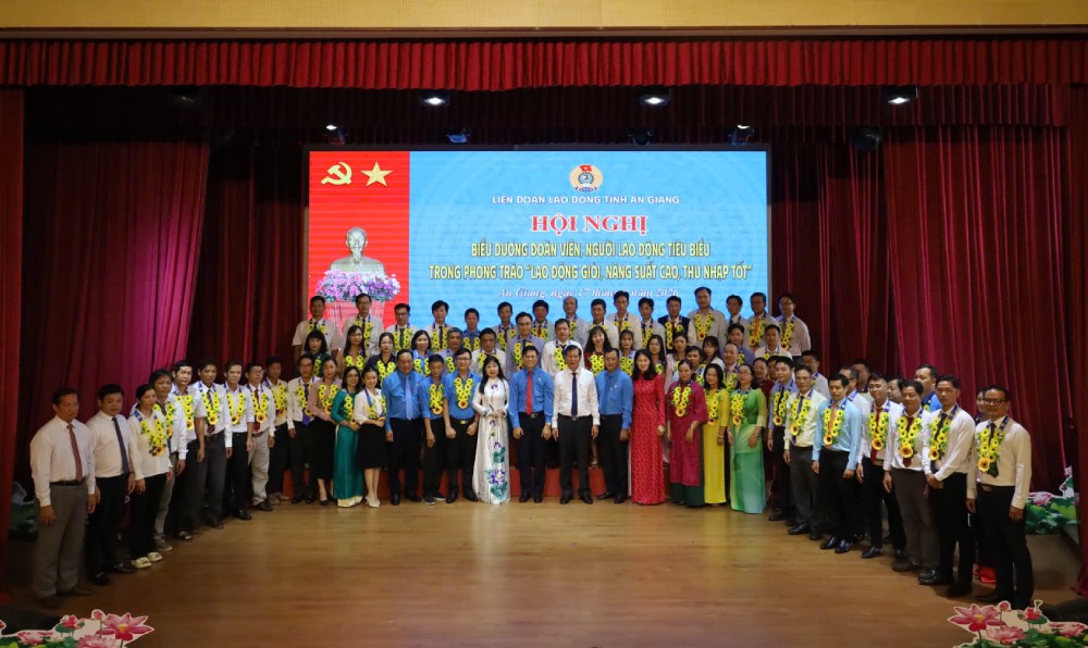 Đại biểu chụp ảnh cùng các đoàn viên, NLĐ được tuyên dương. Ảnh: Quốc Việt