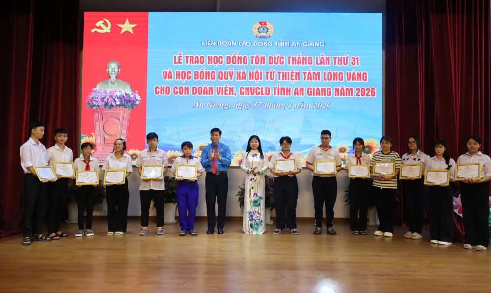 Trao học bổng cho con đoàn viên, NLĐ. Ảnh: Quốc Việt/LĐLĐ An Giang