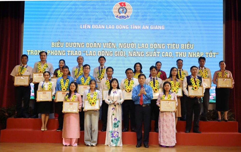 75 typical union members and workers in the "Good Labor, High Productivity, Good Income" movement in 2026 were commended and rewarded. Photo: Quoc Viet/An Giang Labor Federation