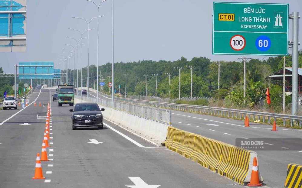 Vehicles circulating through the Ben Luc - Long Thanh expressway toll station, Dong Nai City section. Photo: HAC