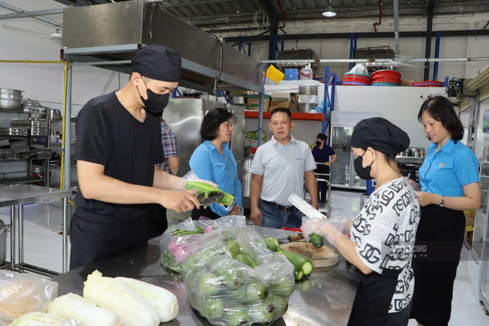 Đoàn công tác đánh giá của đoàn viên về những tiêu chí đánh giá sự quan tâm duy trì và từng bước nâng cao chất lượng bữa ăn ca của doanh nghiệp. Ảnh: Phương Linh