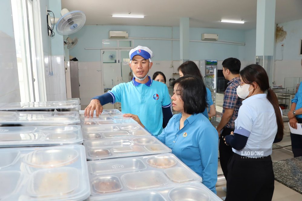 Ms. Ho Thi Kim Ngan - Deputy Head of the Labor Relations Department of the Vietnam General Confederation of Labor surveyed and evaluated the implementation of quality meals for workers at some businesses in Khanh Hoa. Photo: Phuong Linh