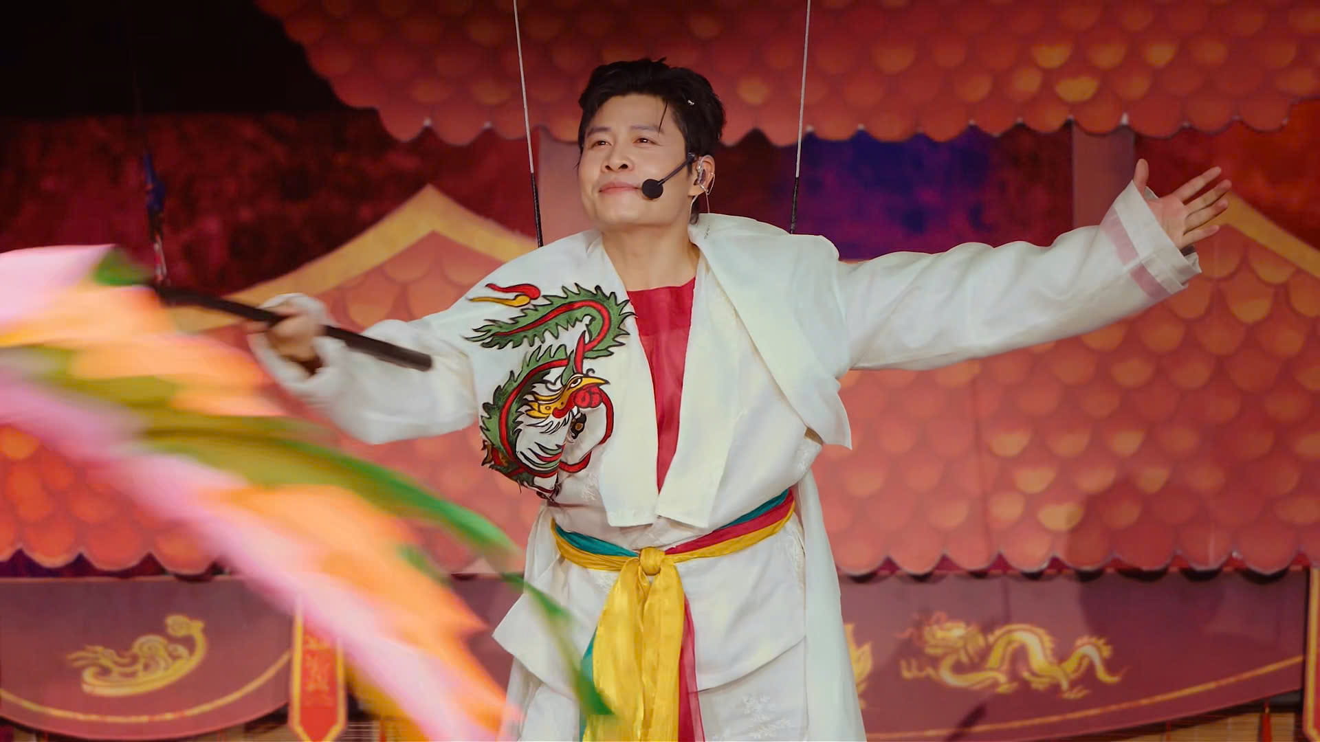 Billion-view musician Nguyen Van Chung swings a rope and dances phoenix when performing the song "Old Flappy Bird". Photo: Artist provided